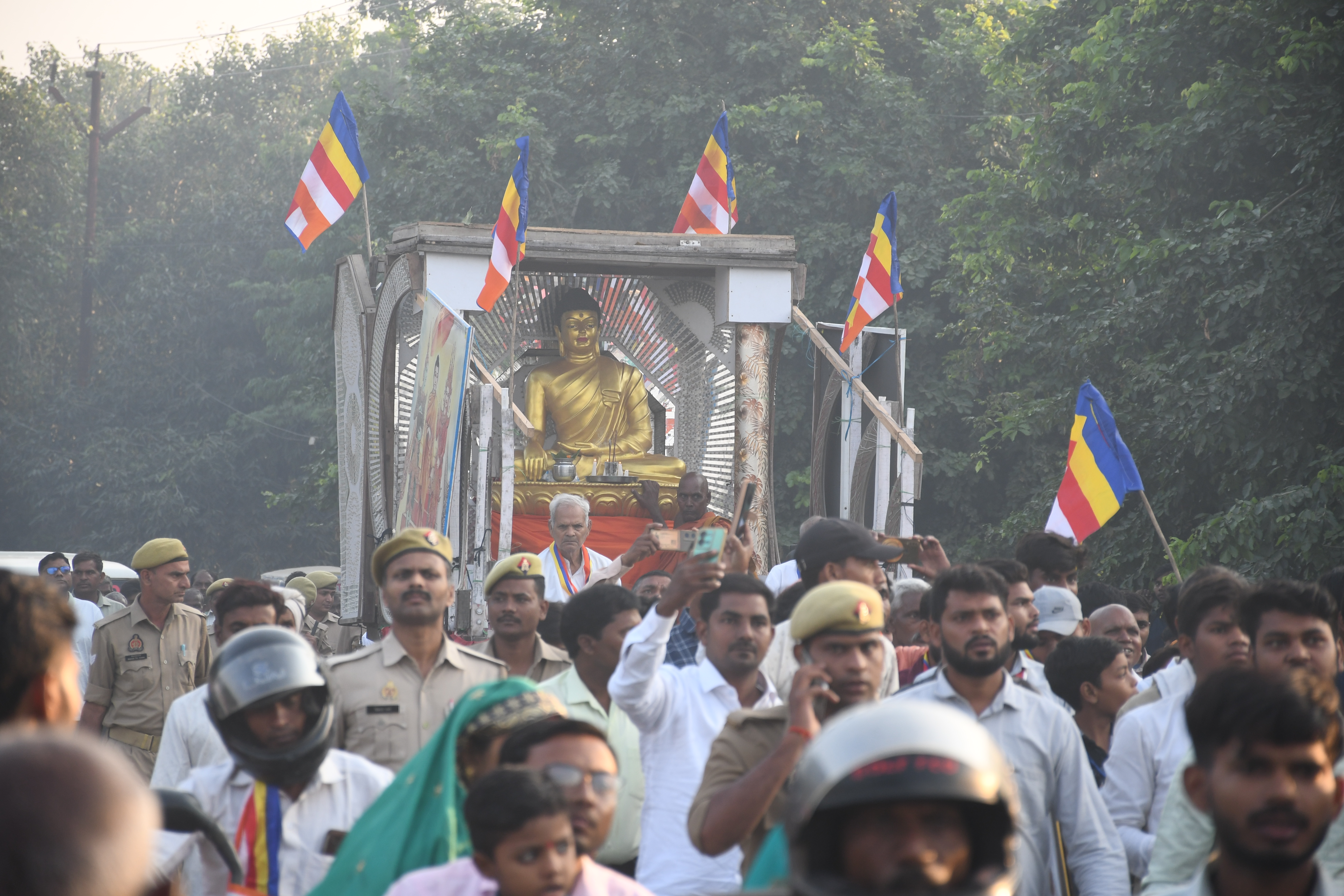 बुद्ध महोत्सव संकिसा की सुबह होने वाली यात्रा की तस्वीर